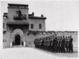 Truppe schierate all'ingresso di Villa Incisa