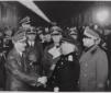 Hitler e Mussolini si salutano con una stretta di  ...
