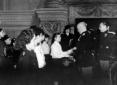 Mussolini consegna una medaglia a un'orfana in div ...