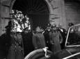 Franco e Mussolini all'uscita della villa insieme  ...