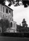 Il palazzo visto dal viale di ingresso