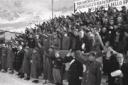 Pubblico e autorit� in tribuna fanno il saluto fas ...
