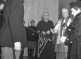 Un sacerdote benedice la fiamma della sezione dei  ...