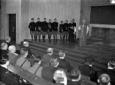 Il sacerdote tiene discorso in un'aula universitar ...