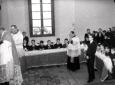 Campo medio, allievi e sacerdoti pregano durante l ...