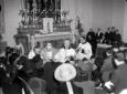 Campo medio, i sacerdoti e i fedeli durante la com ...