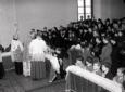 Campo medio, il cardinale e i sacerdoti dai bambin ...