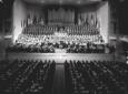 Campo lunghissimo, l'orchestra e il coro di fronte ...