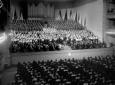 Campo lunghissimo, l'orchestra e il coro di fronte ...