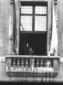 Benito Mussolini fa il saluto romano dal balcone d ...