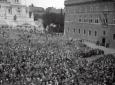 La folla adunata a Piazza Venezia in occasione del ...