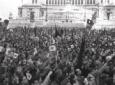 La folla adunata davanti al Vittoriano sventola le ...