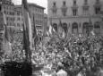 Veduta della folla di studenti in Piazza; si vedon ...