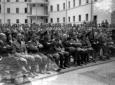 Inquadratura delle autorit fasciste seduta in pri ...