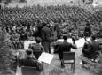 Inquadratura dal palco; si vedono i musicisti con  ...