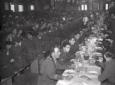 Soldati a tavola durante il pranzo