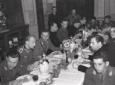 Soldati italiani e tedeschi ai tavoli du ...