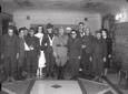 Mussolini in posa insieme ad un gruppo di feriti d ...