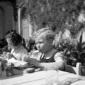 Vittorio Emanuele a tavola insieme ad una bambina