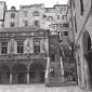 una piazza, campo lungo