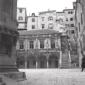 una piazza del centro storico, campo lunghissimo