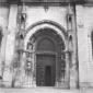 la porta di una chiesa, campo lungo