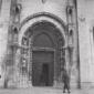 la porta della chiesa, passa un soldato, campo med ...
