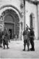 i soldati indicano la porta, campo medio