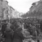 un mercato all'aperto, campo lunghissimo