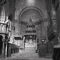 la navata centrale della chiesa con l'altare e l'a ...