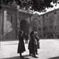 donne in una piazza, campo lungo