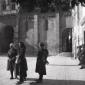 donne e soldati in una piazza, campo medio