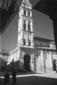 una cattedrale con campanile, campo lungo