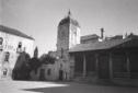 una piazza centrale, torre con orologio, campo lun ...