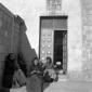 donne tessono la lana sulla porta di casa, campo m ...
