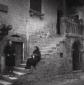 donne sulla scalinata di una casa, campo medio