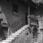 l'ingresso di una casa con scala, campo medio