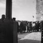 donne e uomini in fila, campo lungo
