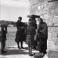 donne e bambini in fila, campo medio