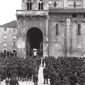 soldati schierati in una piazza del centro, campo  ...