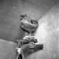 dettaglio: una statua decorativa raffigurant un ga ...