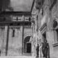 soldati di guardia davanti a un palazzo, bandiera  ...