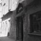 il portone di un palazzo del centro, campo medio