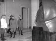 autorit di fronte a una statua di Mussolini, inte ...