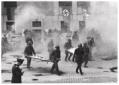 soldati dell'UNPA con maschere antigas e barelle d ...