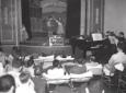 Una ragazza e un ragazzo sul palco, un pianista su ...