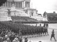 Avanguardisti sfilano di fronte al Vittoriano, cam ...
