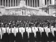 Accademiste cantano in coro, campo lunghissimo