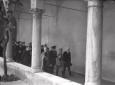 Il Re e le autorit� camminano nel chiostro del pal ...