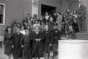 Un gruppo di donne in posa di fronte alla sede del ...